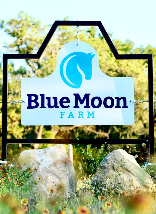 El letrero de Blue Moon Farm en la entrada de la propiedad.